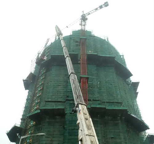 上饶吊车在工地上作业